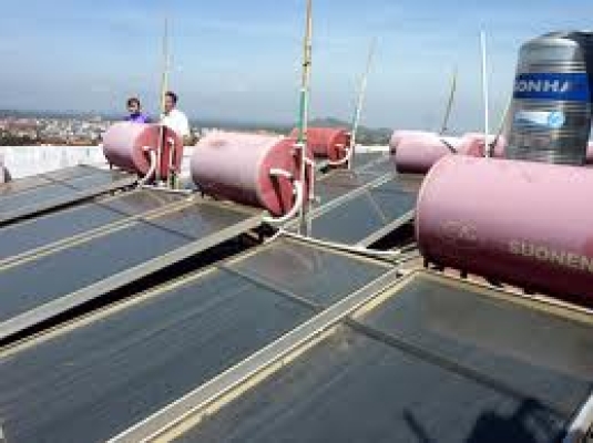 Lắp đặt máy nước nóng năng lượng mặt trời cho các nhà máy